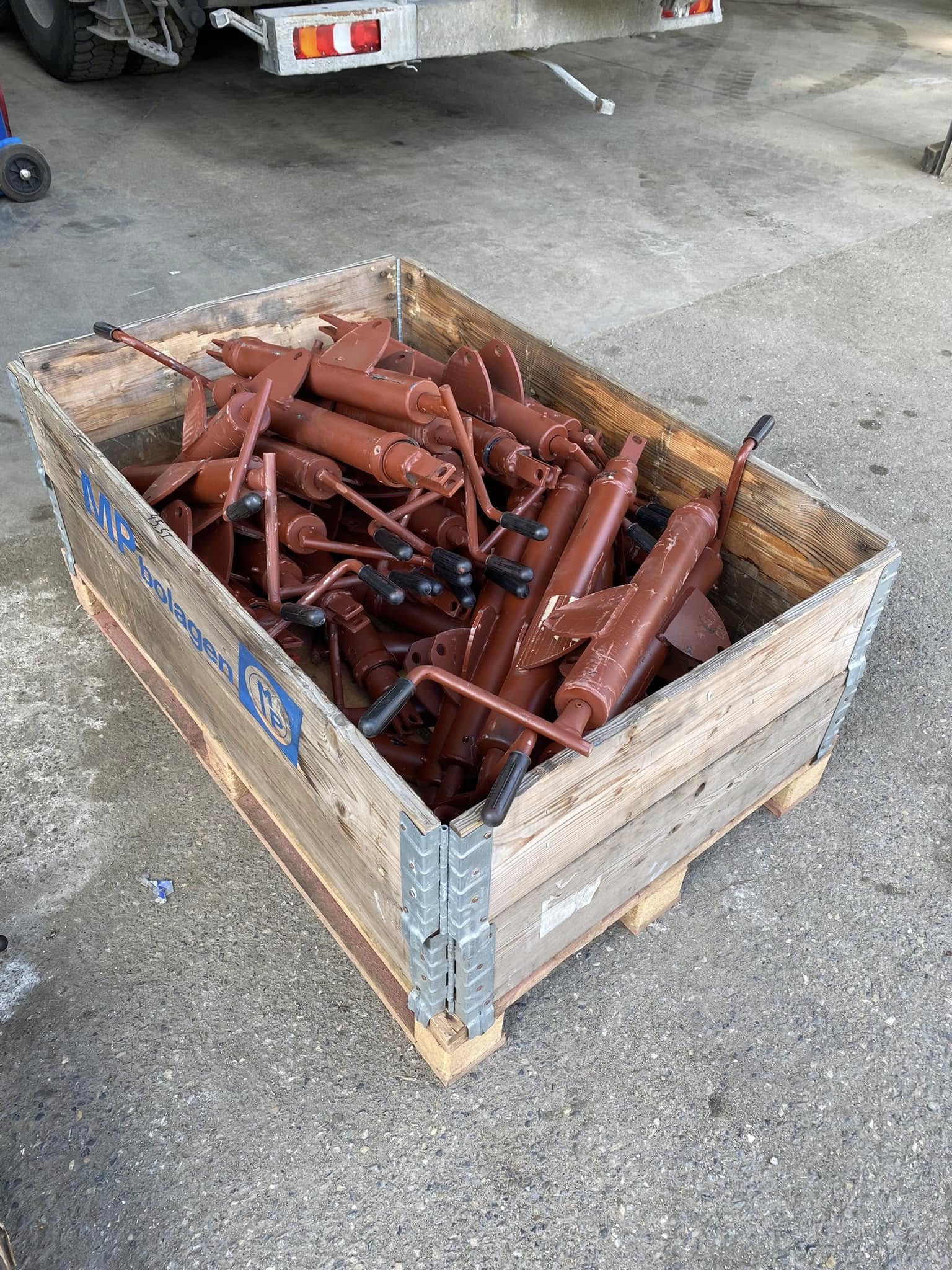Manipulateurs à crémaillère pour bétonnières portées
